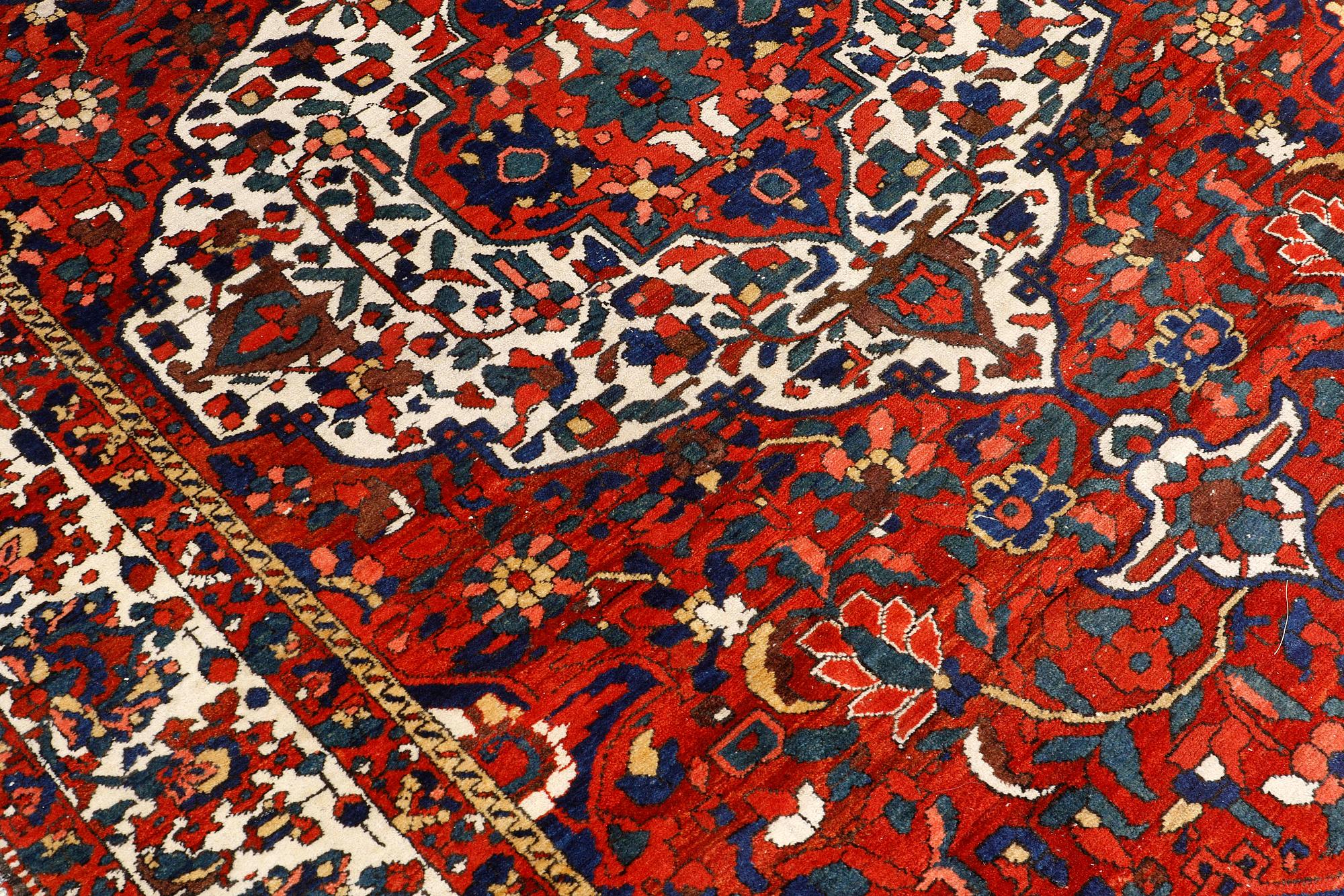 Matto, semi-antique Bakhtiari, ca 307 x 217 cm.