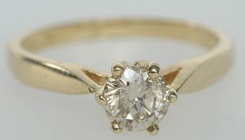 RING, 14K guld, med champagnefärgad briljantslipad diamant, ca 0,62 ct.