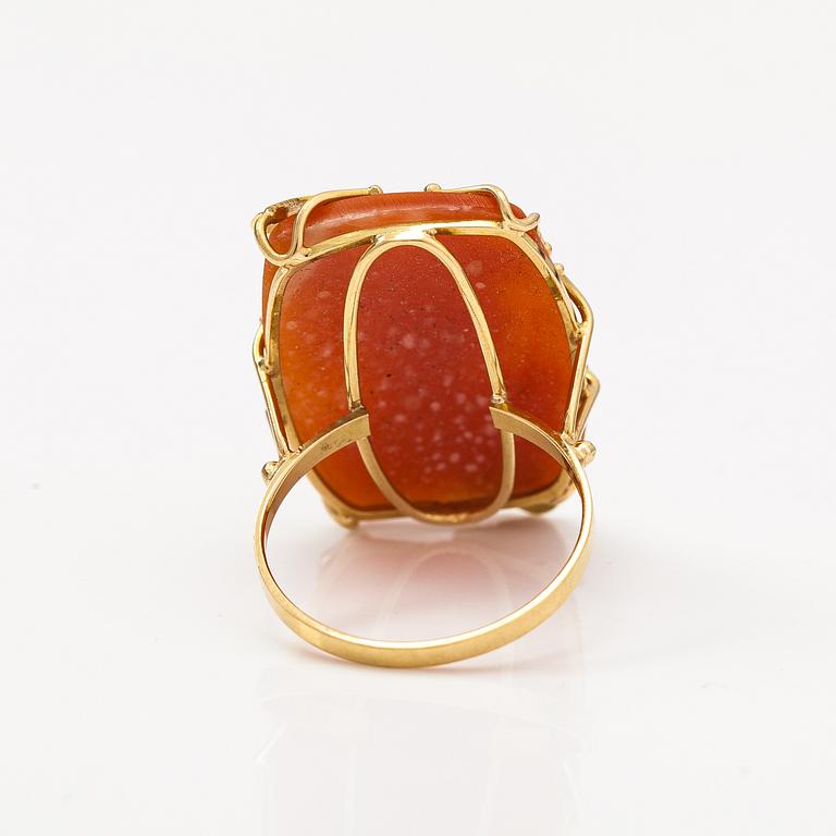 An 18K gold ring with a seashell cameo. Italy.