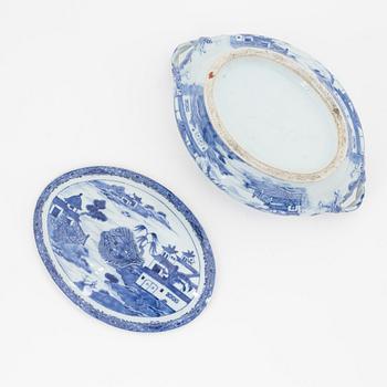 Terrin med lock, porslin, Kina, Qingdynastin, Qianlong (1736-95).