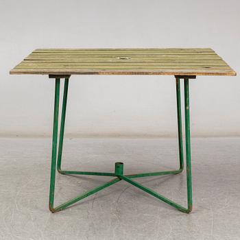 Three Arbrå stålmöbler and Grythyttan garden armchairs and a table, mid 20th century.