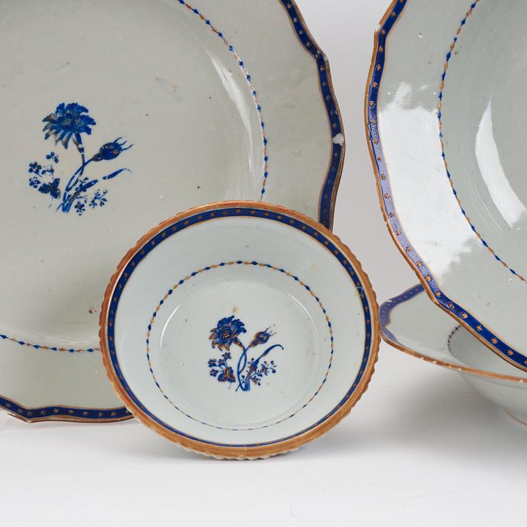 A Chinese Export dinner service, Qing dynasty, Jiaqing (1796-1820). (27 pieces).