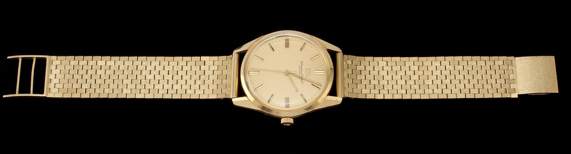 ARMBANDSUR, IWC, International Watch Company, 18k guld, importstämplad, 1900-talets andra hälft. Vikt 76 g.