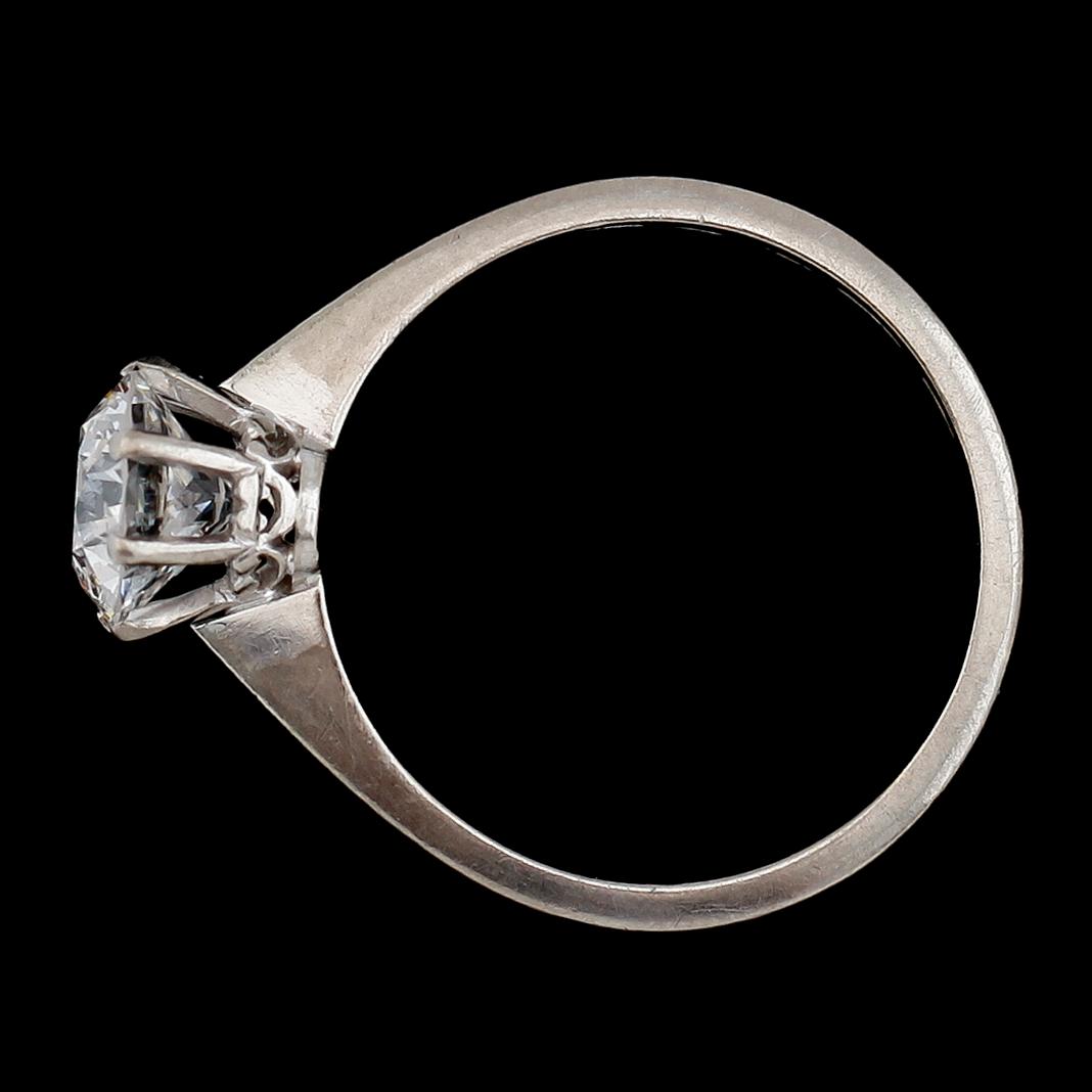 RING, 18 k vitguld, briljantslipad diamant ca 1.33 ct. SKG Stockholm 1964. Vikt ca 3,3 g.
