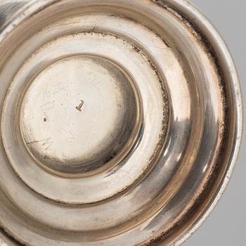 A sugar caster, a salt and pepper shaker, and a snuff-box, silver, including Daniel & John Wellby, London, England 1905.