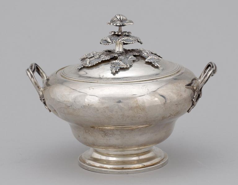 KONFEKTSKÅL, silver, St Petersburg, Ryssland. 1850. Ca 696g.