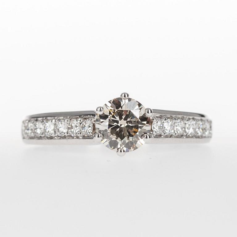 RING, vitguld 18K med briljantslipade diamanter. Mittstenen 0,71 ct och tot. 14 sidostenar 0,30 ct. Vikt 3,4 g. Intyg.