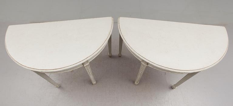 VÄGGBORD / SIDOBORD, ett par, gustaviansk stil, 1900-talets första hälft.