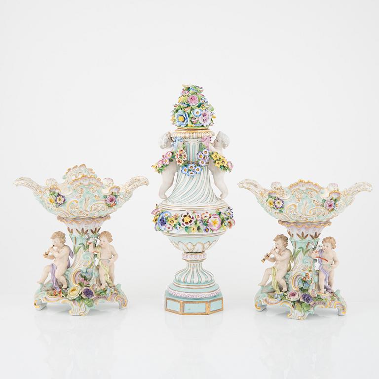 A pair of porcelain bowls and a lidded urn, Meissen, early 20th Century.