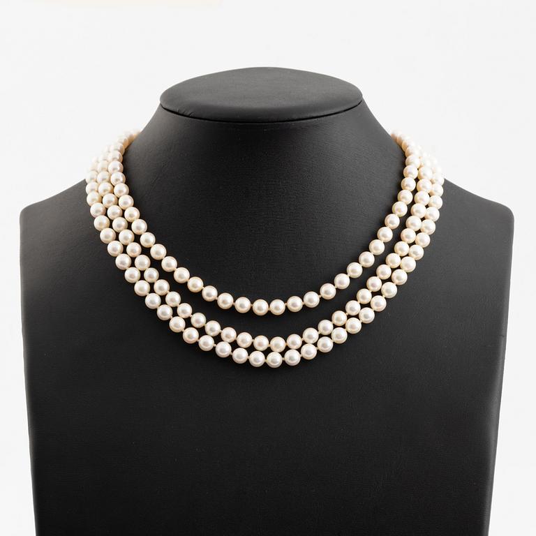 Three-row pearl necklace, cultured pearls, gold clasp with octagonal cut diamonds.