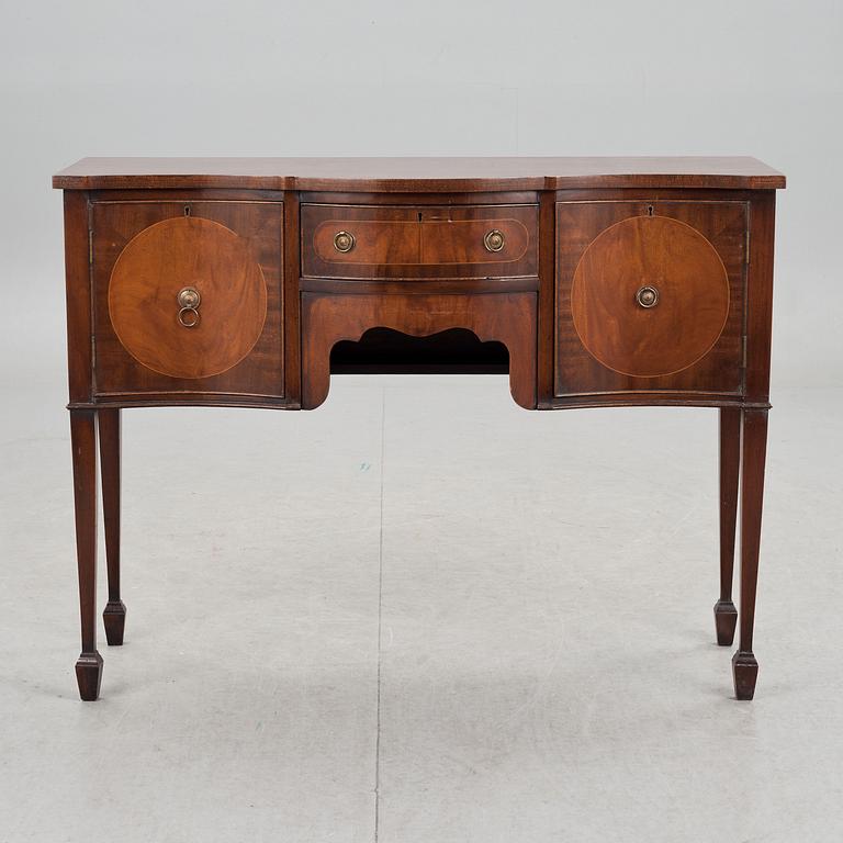 SIDEBOARD, engelsk stil, 1900-talets andra hälft.