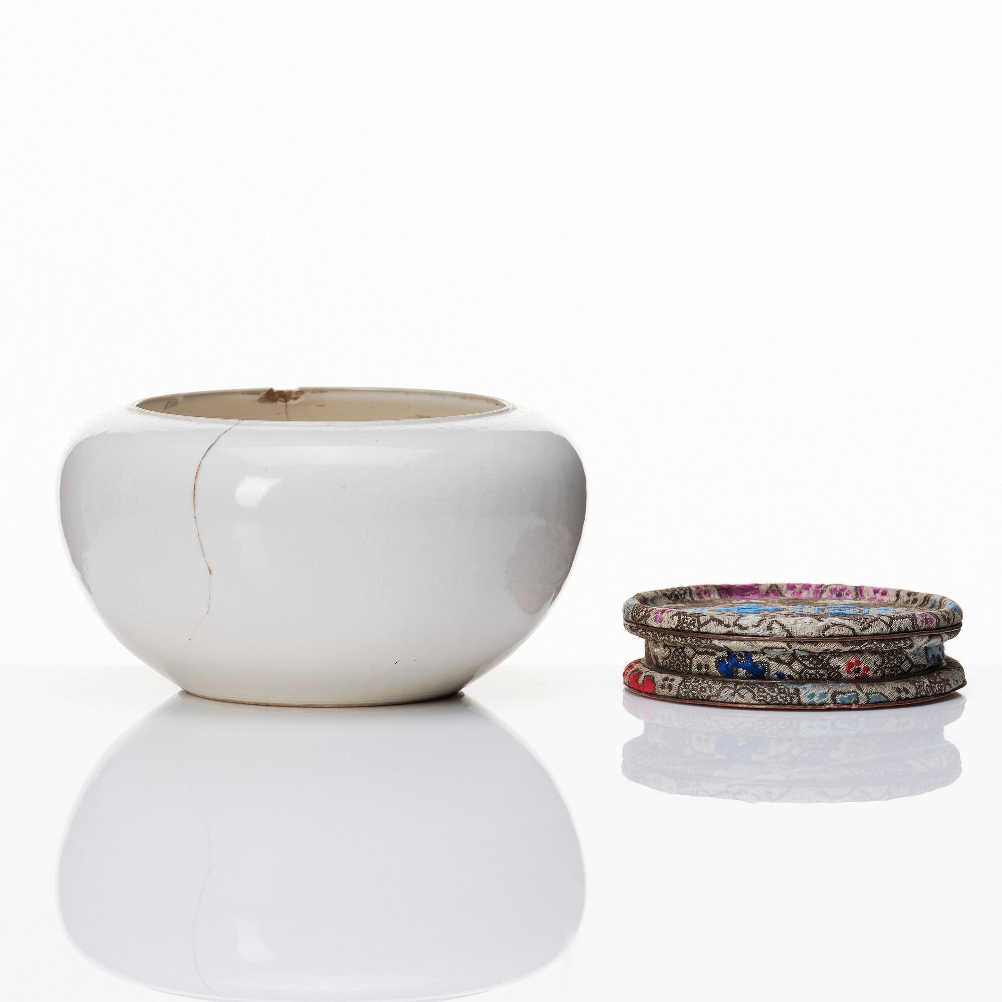A Chinese blanc de chine censer, Qing dynasty, Kangxi (1662-1722).