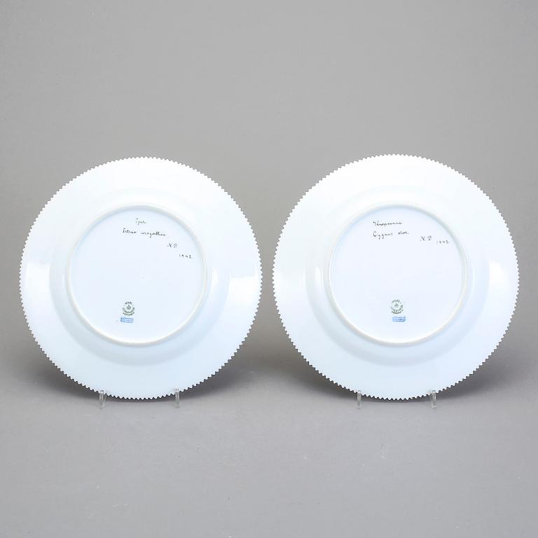 TALLRIKAR, 4 st, porslin. Royal Copenhagen, ur servisen Flora Danica. Dekorerade i s k Hausmalerei, 1942 och 1947.