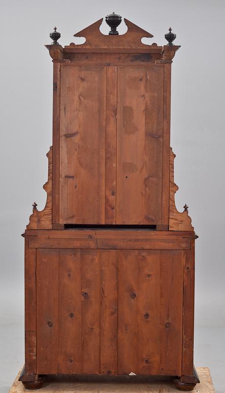 BOKSKÅP, nyrenässans. 1800-talets andra hälft.