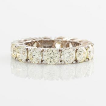 Ring helallians med gula briljantslipade diamanter.