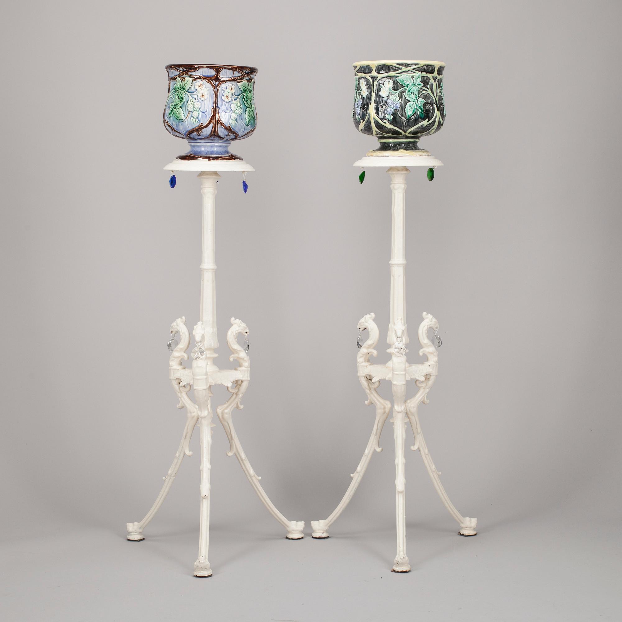 BLOMKRUKOR på PIEDESTAL, 2 st snarlika, majolika och gjutjärn, sekelskiftet 1800/1900.
