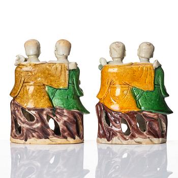 A pair of sancai glazed laughing boys, Qing dynasty, Kangxi (1662-1722).