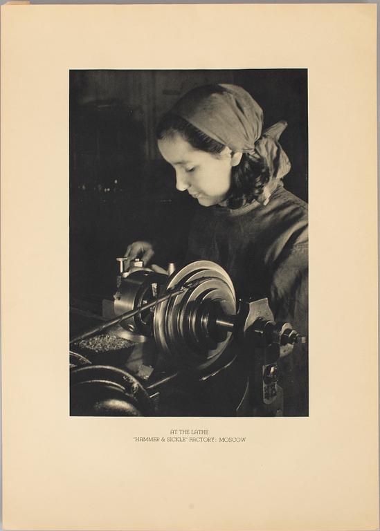 MARGARET BOURKE-WHITE, portfolio med fotogravyrer "Twelve Soviet Photo-prints".