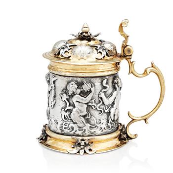 137. A German 17th century parcel-gilt silver tankard, mark of David Schwestermüller I, Augsburg 1634-1635.