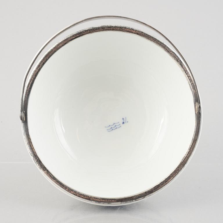 A 'Blue Fluted Half Lace' / 'Musselmalet' bowl with metal fittings, Royal Copenhagen, around 1900.