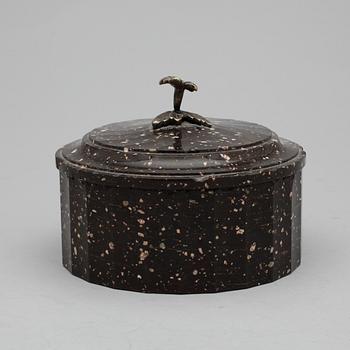 SMÖRASK, porfyr, Älvdalen, empire, 1800-talets början.