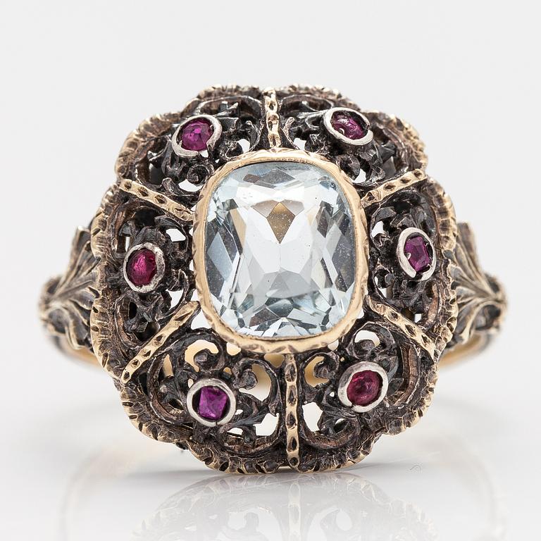 RING, 14K och 18K guld, silver, akvamarong, rubiner och glasstenar.