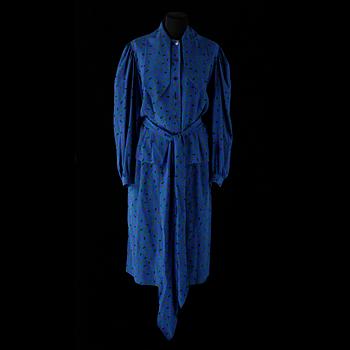 673. PIERRE BALMAIN, tvådelad ensemble med blus och kjol samt knytskärp.