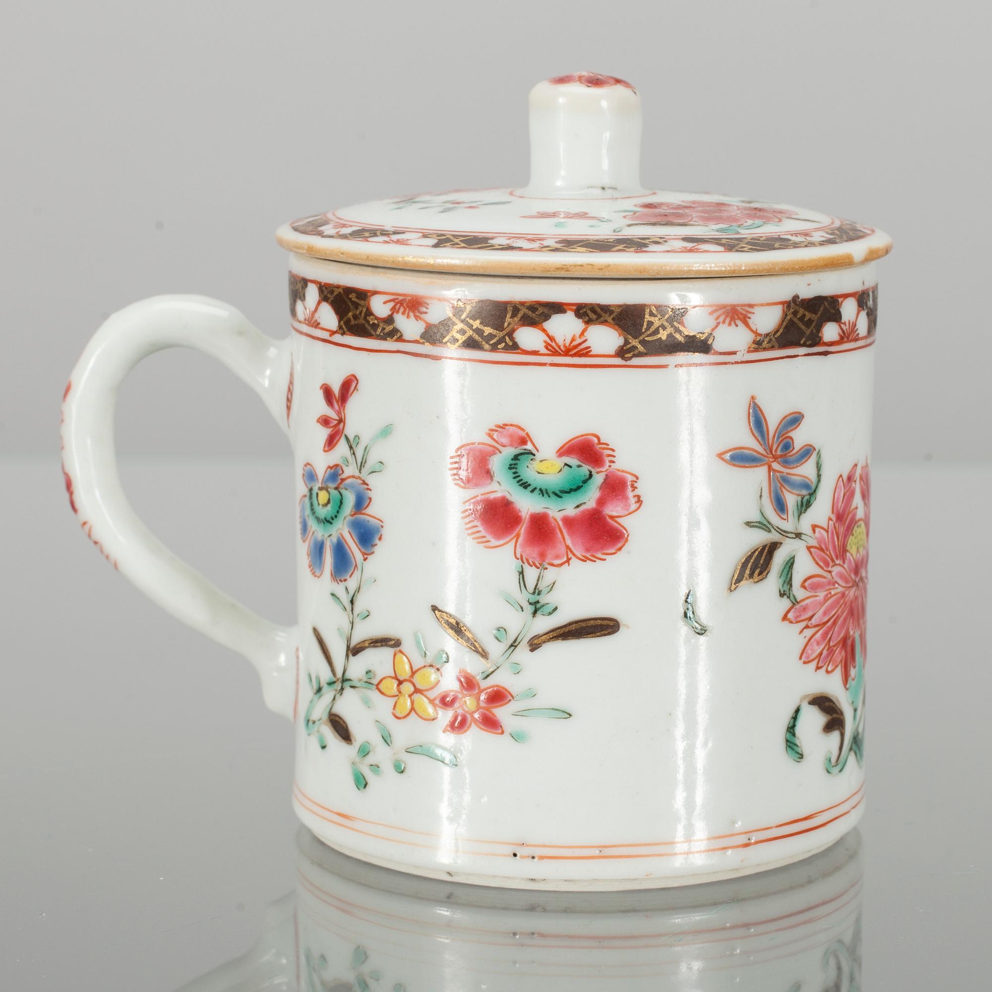 KRÄMKOPP OCH TALLRIK, porslin, Kina, famille rose, Qianlong 1736-1795.