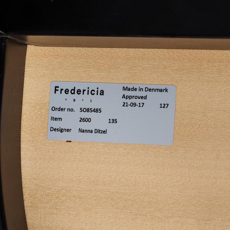 Nanna Ditzel, "Bench for two" modell 2600 & 2601, bänk samt bord, Frederica Stolefabrik, Danmark efter 1989.