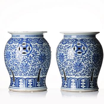 A pair of blue and white garden seats, Qing dynasty, 19th century.