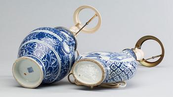 BORDSLAMPOR/VASER, 2 stycken, porslin, Kina 18/1900-tal.