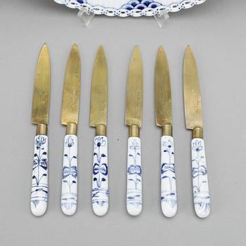 SERVISDELAR, 84 stycken, porslin, Musselmalet, Royal Copenhagen.