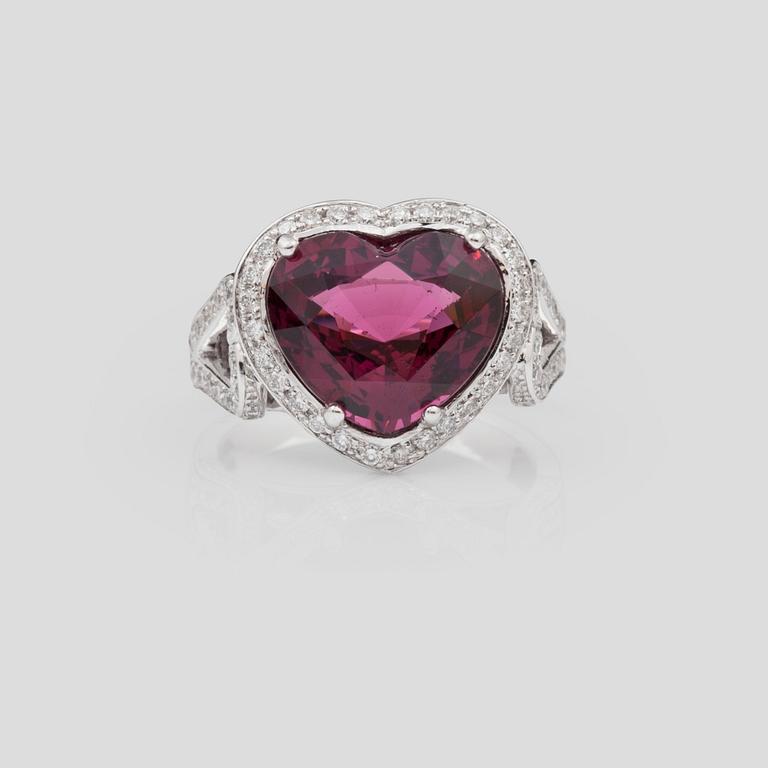 RING med hjärtformad rodolitgranat 6.12 ct samt briljantslipade diamanter totalt 0.98 ct.