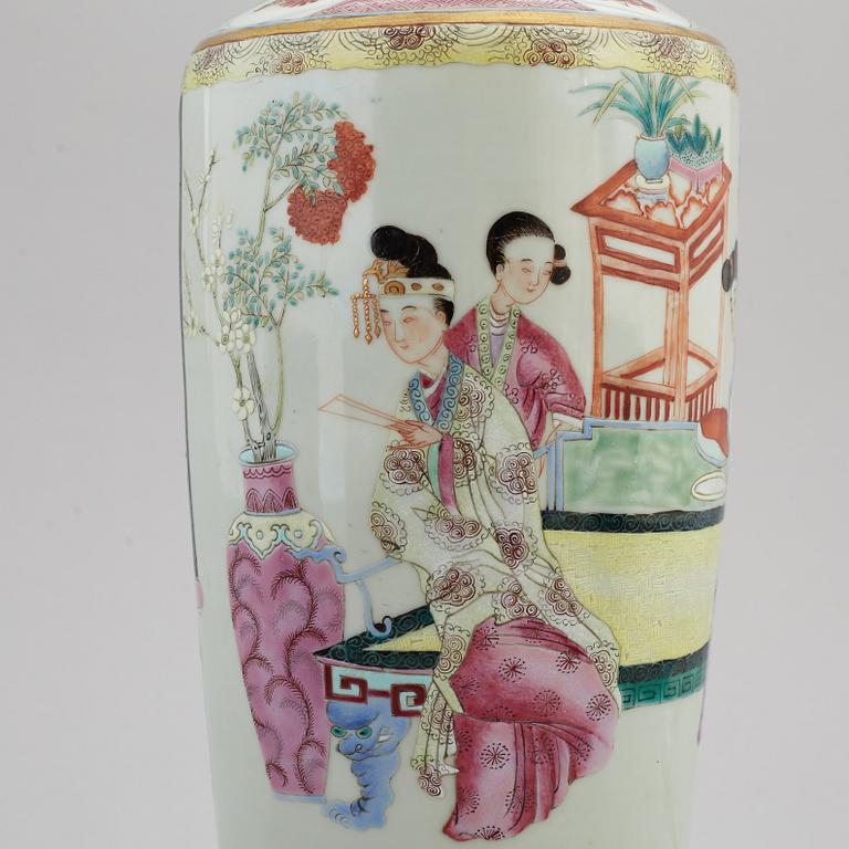 A famille rose vase, turned into a tablelamp, Qing dynasty, 19th century.