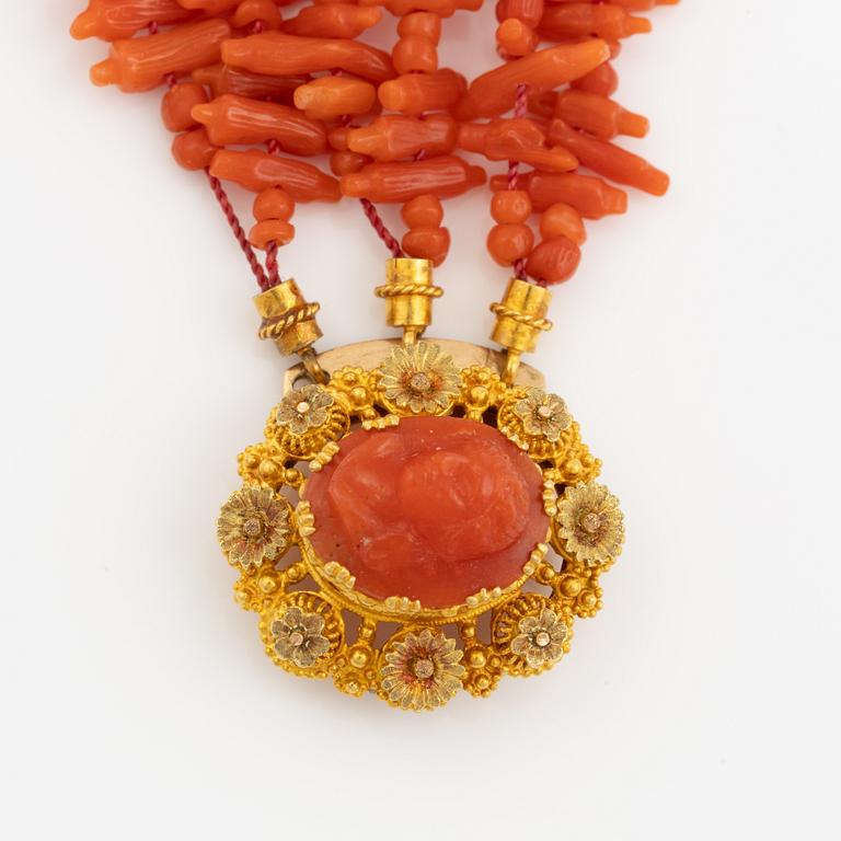 Armband av korall lås 18K guld med korallcamé.