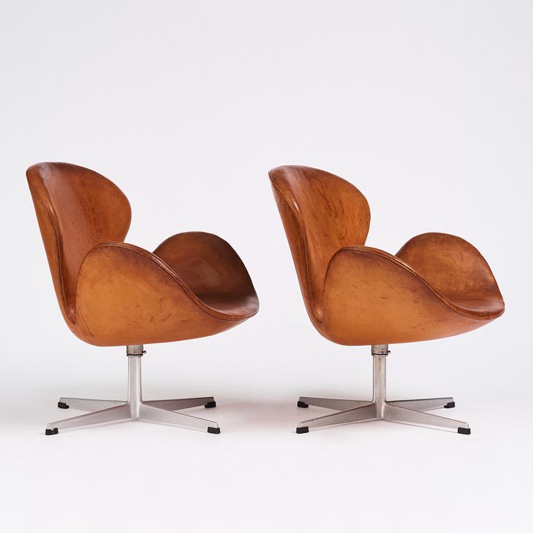 Arne Jacobsen, fåtöljer ett par, "Svanen", Fritz Hansen, 1960-tal.