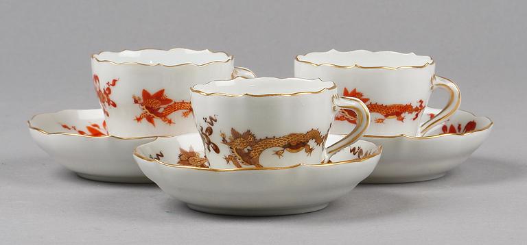 KAFFEKOPPAR MED FAT, 3 st, porslin, rokokostil, Meissen, 1900-tal.