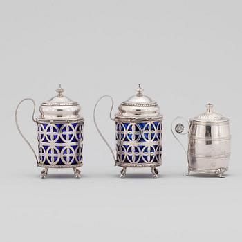 SENAPSKANNOR, 2 st, samt KANNA, silver, bl.a. Gustav Henrik Sidwall, Stockholm. 1700, 1800 resp 1900-tal. Vikt ca 433g.
