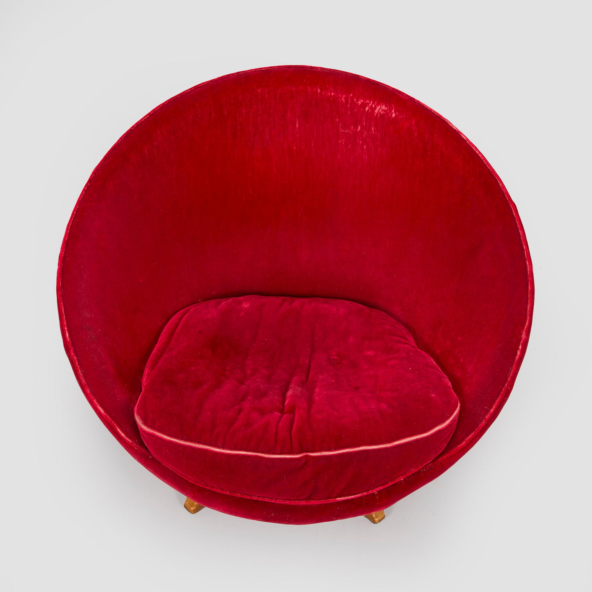 A 1950s easy chair.