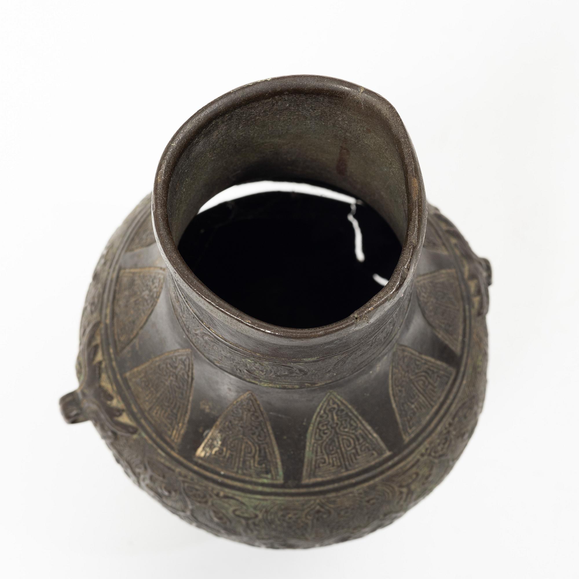 A bronze vase, late Ming dynasty, 17th century.