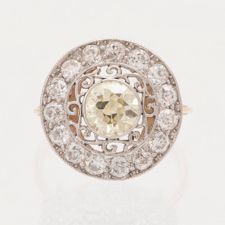 Ring 21K vitt och rött guld med gammalslipade diamanter.