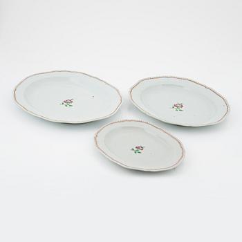 A Chinese Export dinner service, Qing dynasty, Qianlong (1736-95). (51 pieces).