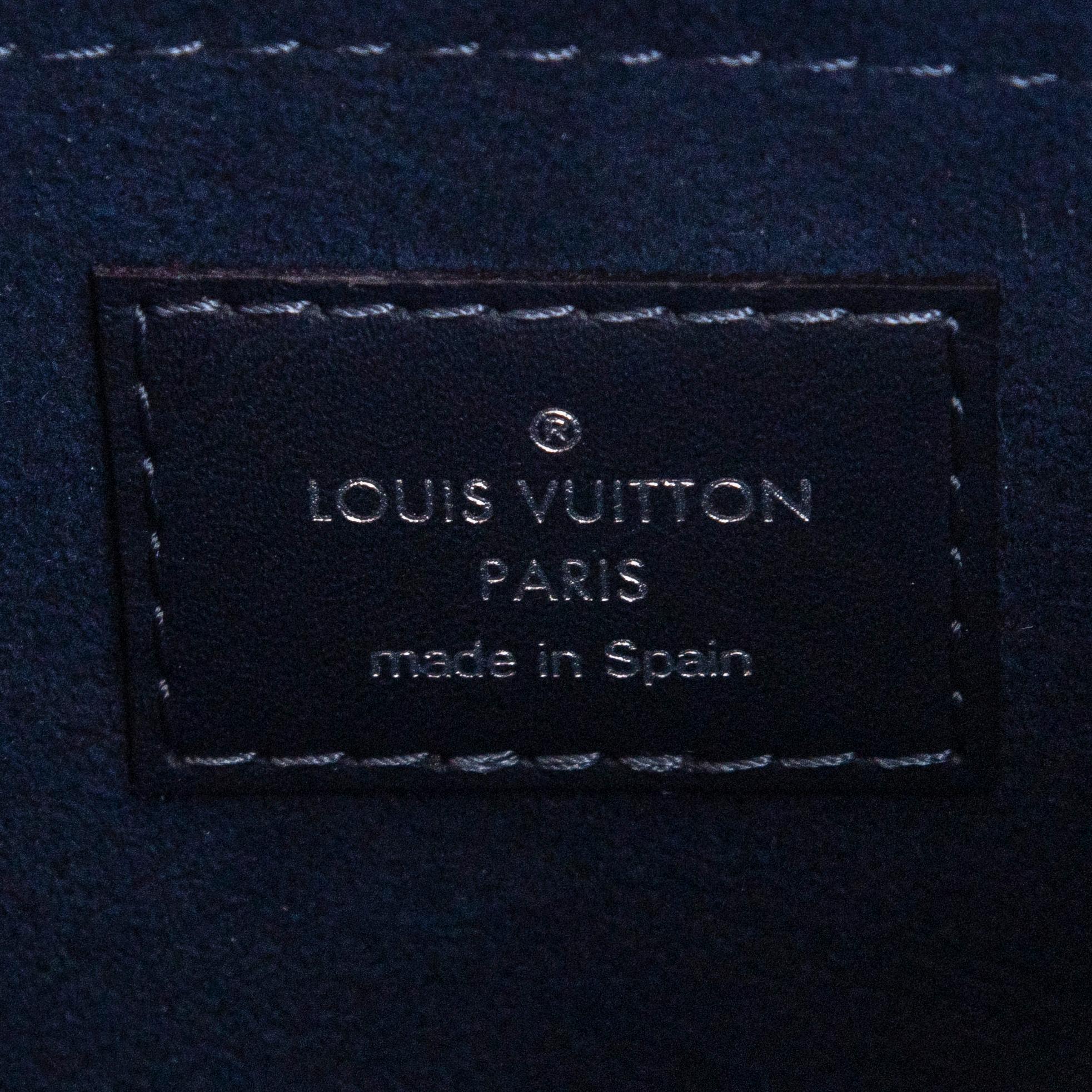 Louis Vuitton, a “Neverfull MM” bag.