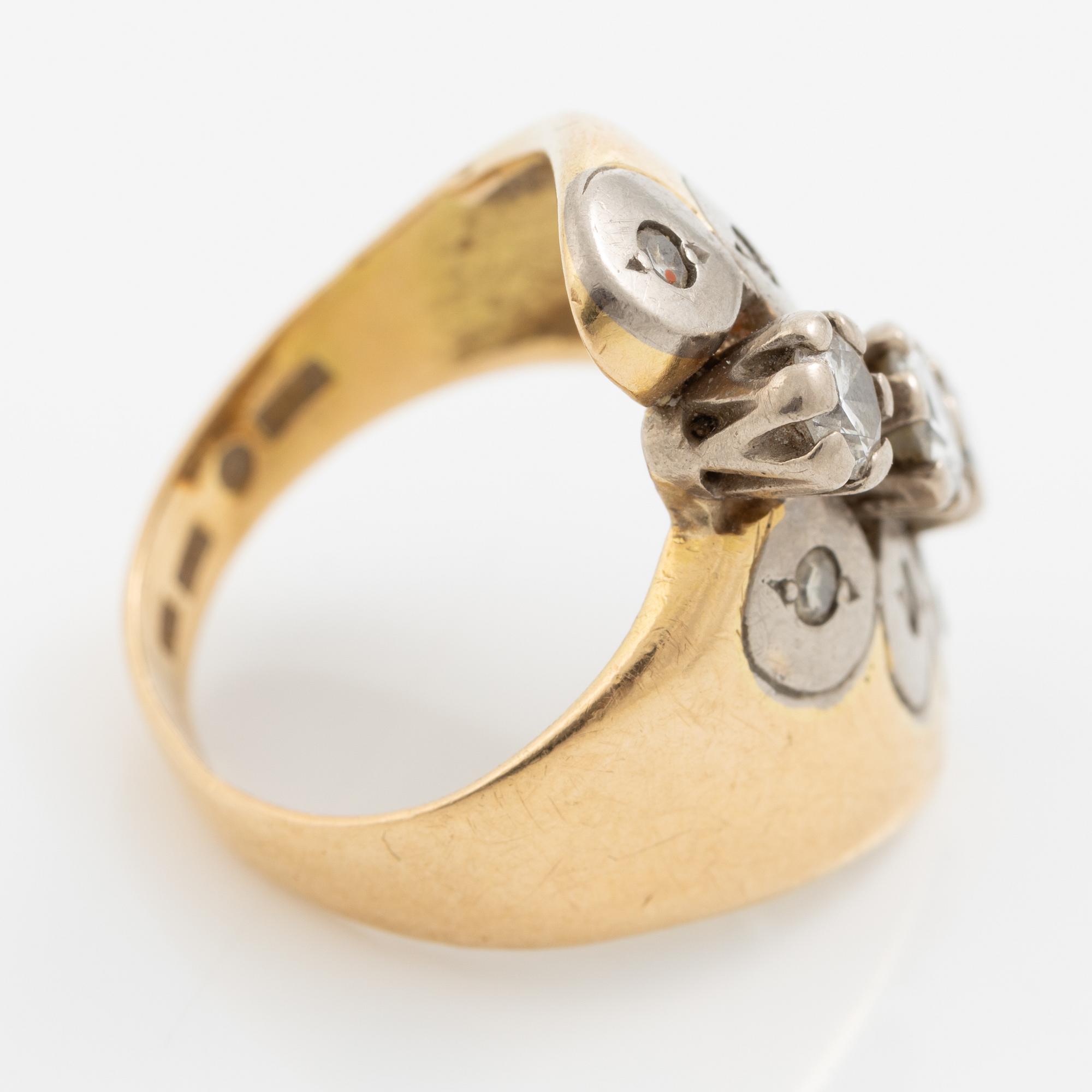 Ring, 18K gold with three brilliant-cut diamonds and small diamonds.