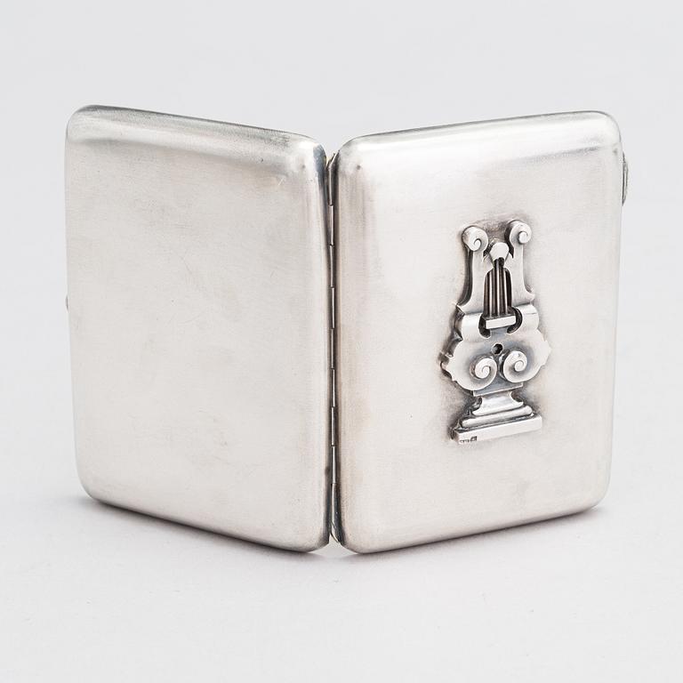 Cigarettetui, silver, med lyra stämplad i Kiev 1828-1887, etuiet stämplat Pjotr Baskakov, Moskva 1908.