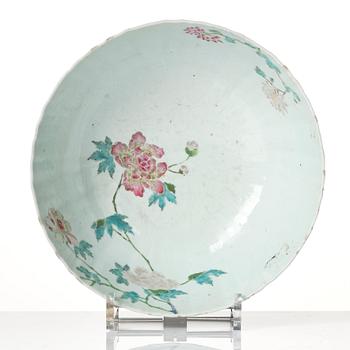 A famille rose bowl, Qing dynasty, Yongzheng (1723-35).