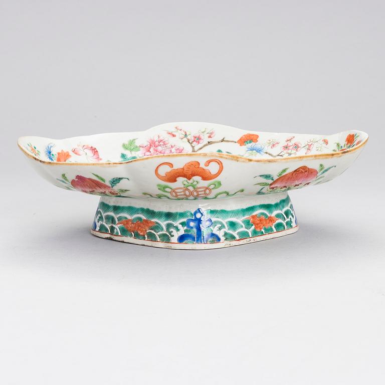 A porcelain tazza, Qing dynasty, turn of 19/20th century.