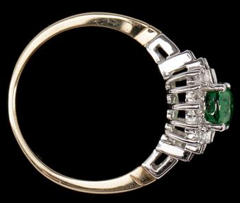 RING, 14k guld och vitguld med oval tsavorit ca 1,5 ct och olikslipade diamanater. Vikt ca 3,6 gram.