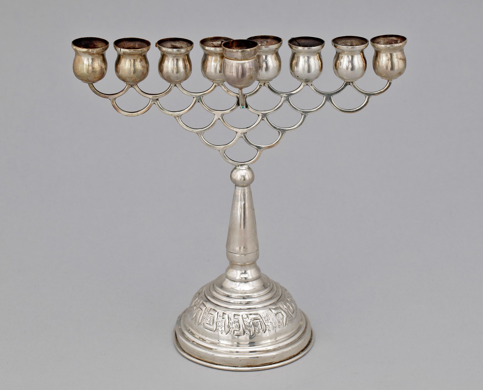 CHANUKKALJUSSTAKE, silver, otydliga stämplar, 1900-tal.