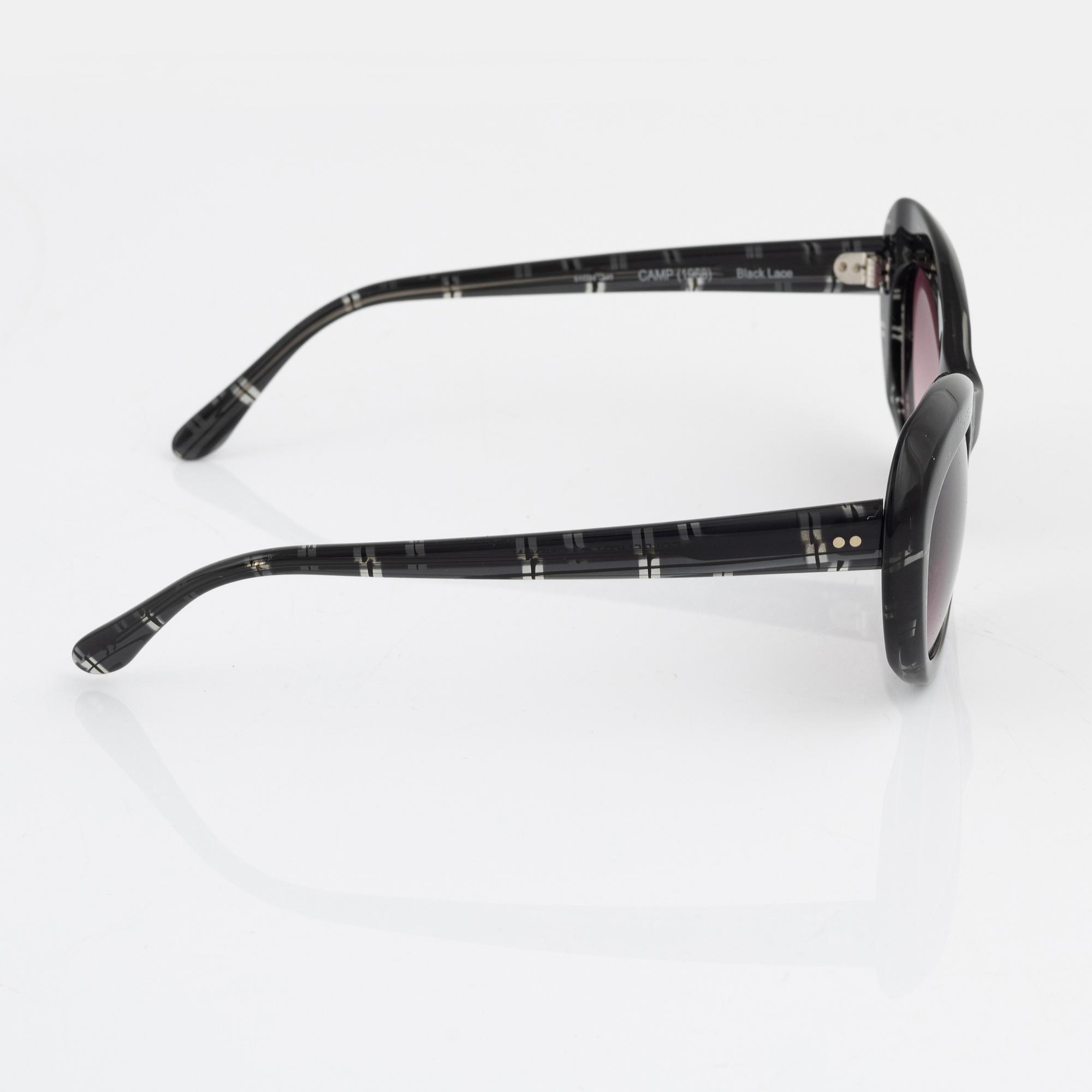 Oliver Goldsmith, solglasögon.